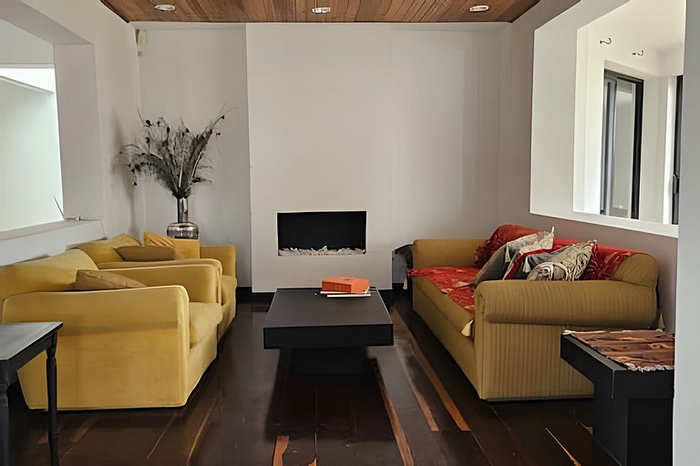 Casa Campestre, Ubicación Central