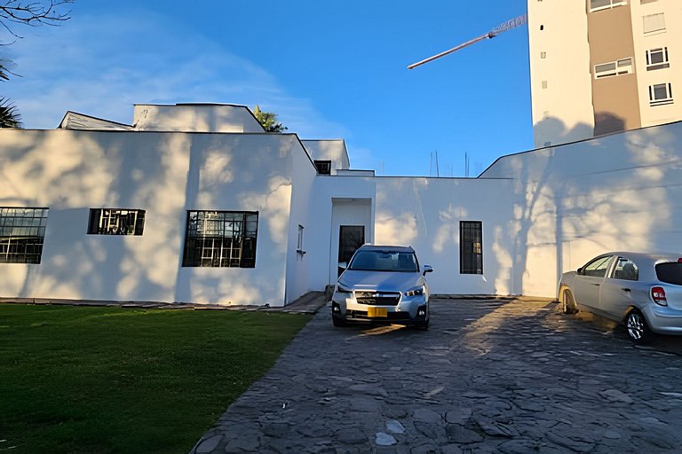 Casa Campestre, Ubicación Central