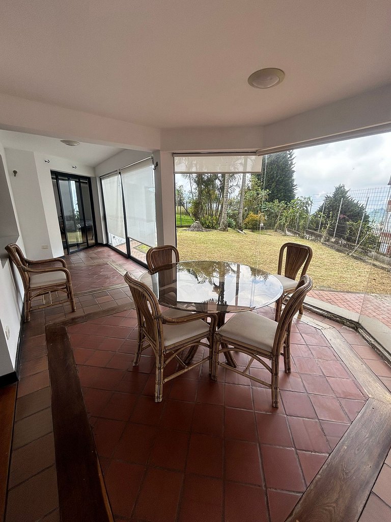 Casa Campestre, Ubicación Central